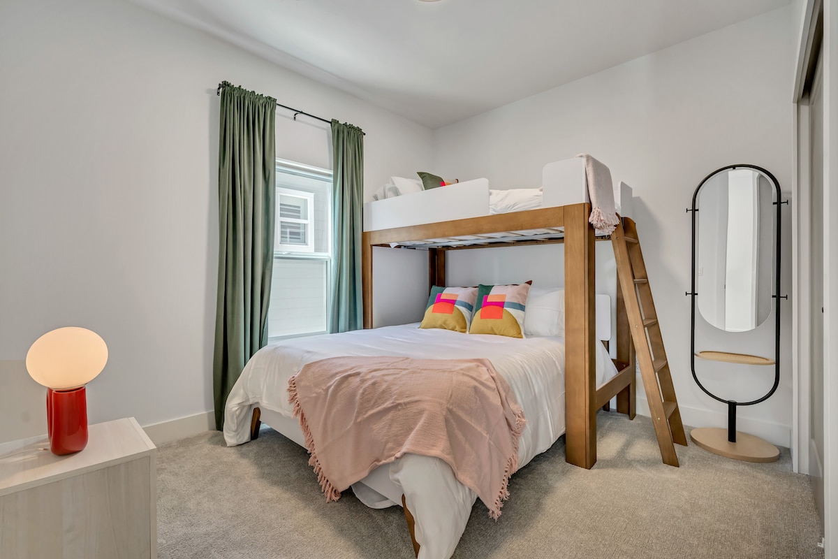 קומה ראשית: מיטת קומותיים עם מיטת קווין סייז למטה ומיטת זוגית למעלה.