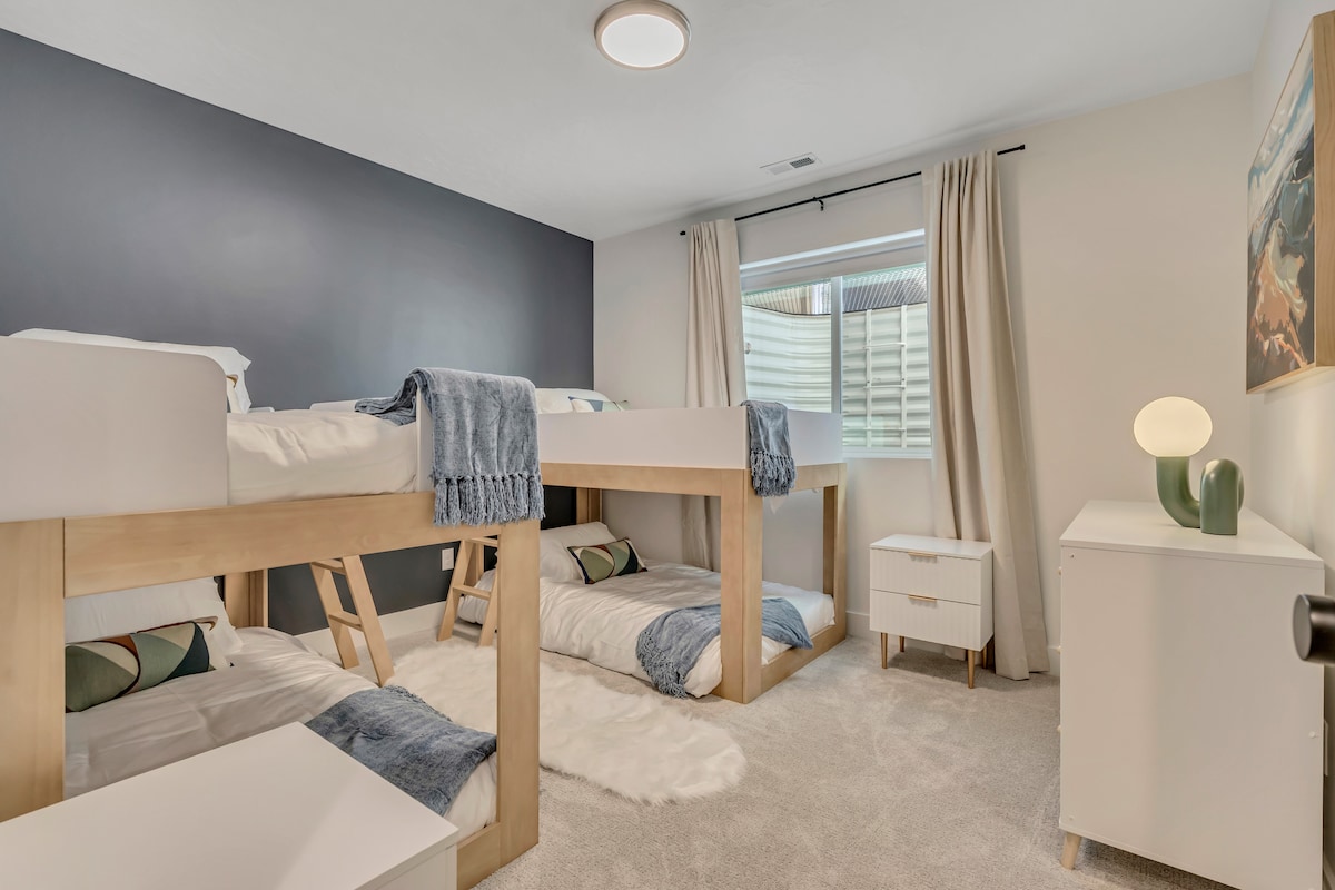 קומת מרתף: חדר מצויד ב-4 מיטות קומותיים זוגיות