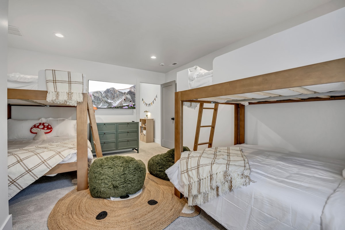 קומה שנייה: 2 מיטות קומותיים, כולן בגודל מלא (זוגיות).