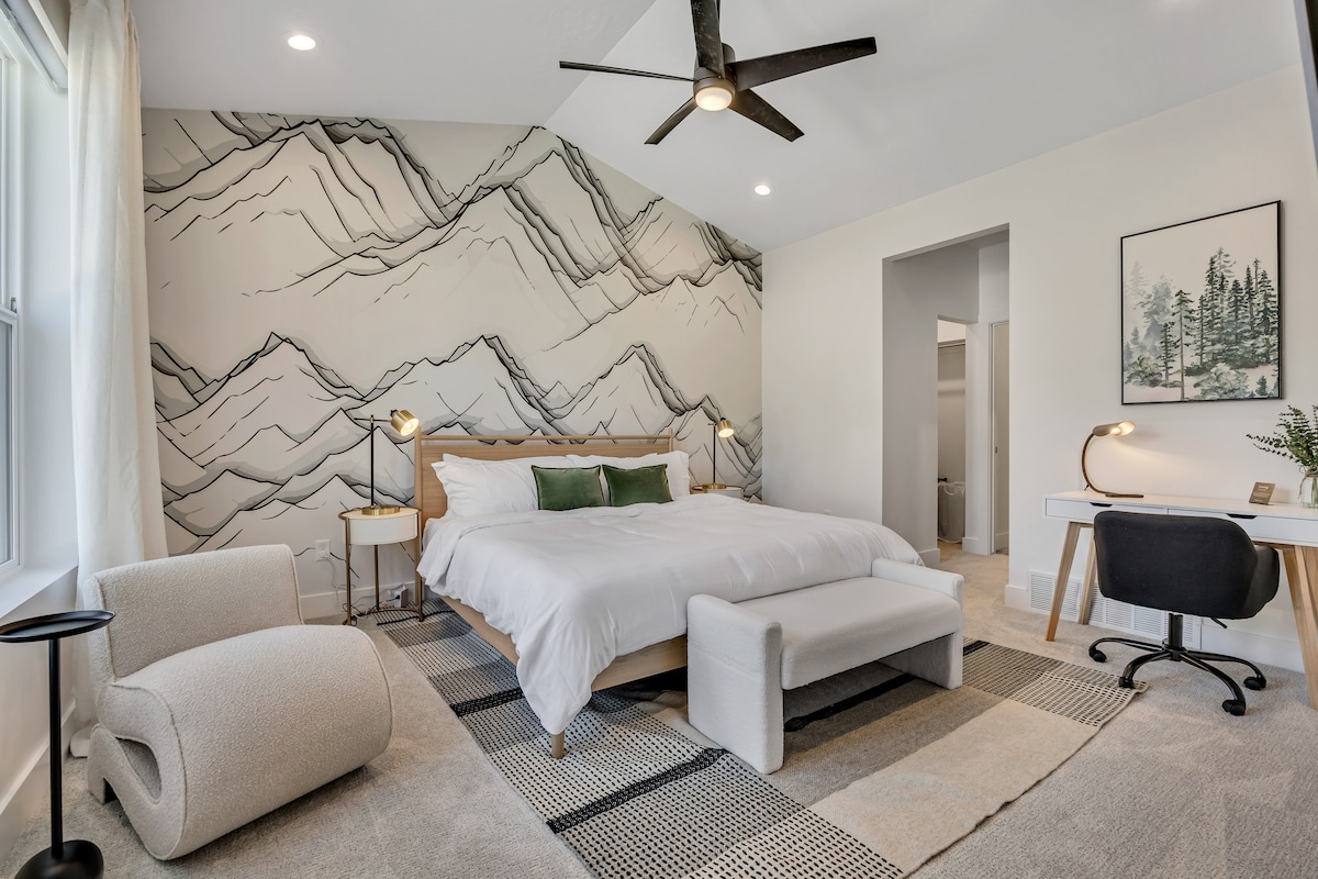 קומה ראשית: חדר ראשי מצויד במיטת קינג סייז אחת, שולחן עבודה, טלוויזיה, מגהץ, קרש גיהוץ.