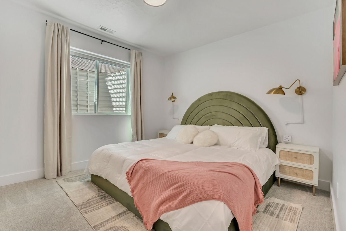 קומת מרתף: חדר עם מיטת קינג סייז אחת.