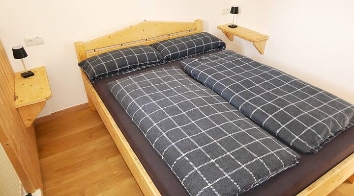 ... chumba kidogo cha kulala kilicho na kitanda chenye zulia 140x200 ...