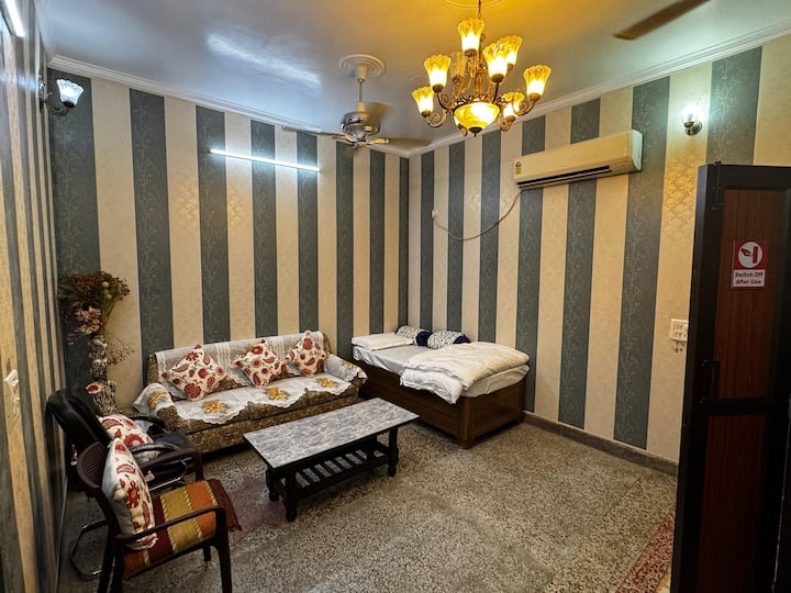 Cozy Retreat | Nearest Airport - Delhi
