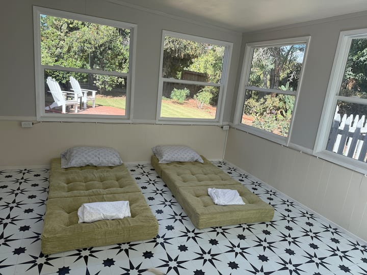 Aquí se puede usar un colchón de espuma viscoelástica desplegable para un dormitorio separado o trasladarlo a la casa.