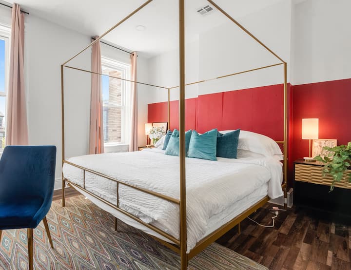 Ჩაიძირეთ ჩვენს საწოლში და მიიღეთ მეხსიერების ქაფის ლეიბი ქალაქში ერთი დღის შემდეგ. Ნიუ-იორკამდე ავტობუსი სულ რაღაც 15 წუთის სავალზეა. Საუკეთესო ძილი გელით! დაჯავშნეთ ახლავე.