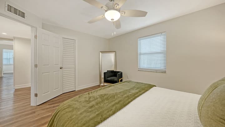 ห้องนอนควีนไซส์ที่สว่างและโปร่งสบายให้แสงธรรมชาติมากมายและตู้เสื้อผ้าที่อบอุ่นสำหรับสิ่งของจำเป็นทั้งหมดของคุณ