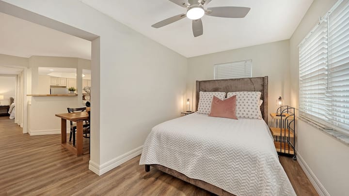 ถ้ำนี้ไม่ใช่แค่ห้องนอนมาตรฐานแต่เป็นที่พักที่สว่างและโปร่งสบายสำหรับผู้เข้าพักเสริม 2 คนมีเตียงควีนไซส์ที่สะดวกสบาย! แม้จะให้ความเป็นส่วนตัวบางส่วนแต่โปรดทราบว่าไม่สามารถปิดได้อย่างเต็มที่เนื่องจากจำเป็นต้องมีการหมุนเวียนเครื่องปรับอากาศที่เหมาะสม