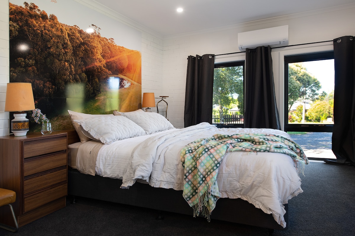 Pohodlie manželskej postele s retro nádychom.