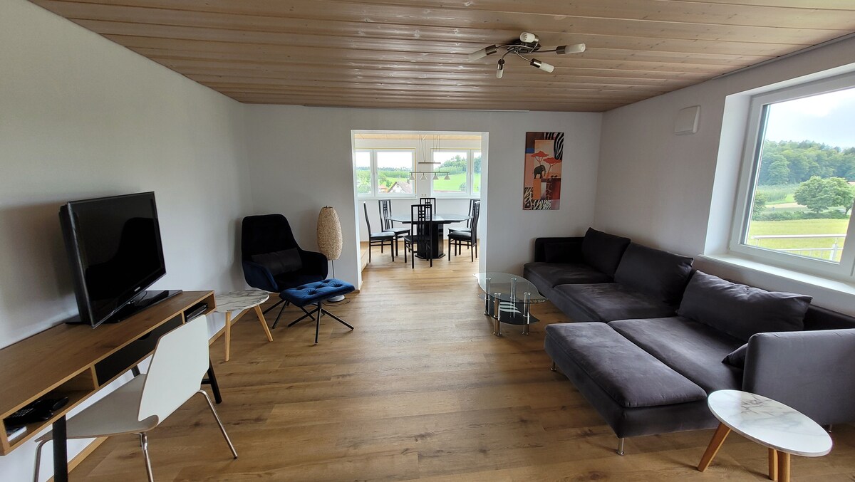 Fleti yetu ina sebule iliyo wazi ambayo inaelekea moja kwa moja kwenye chumba cha kulia. 