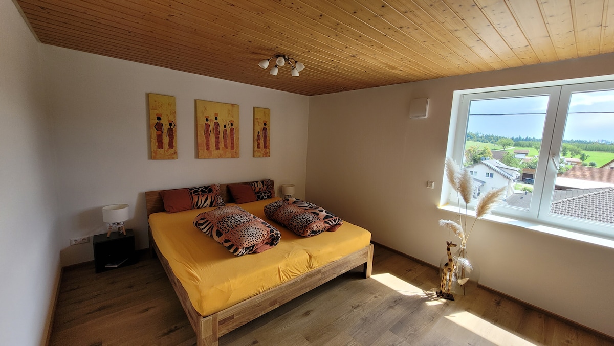 Chumba chetu angavu cha kulala mara mbili katika mtindo wa safari