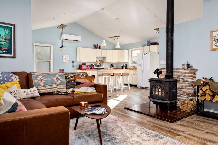 Hot Tub Cabin Near Trout Pond | Fire Pit & Views