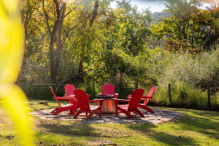 Hot Tub Cabin Near Trout Pond | Fire Pit & Views