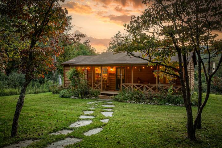 Hot Tub Cabin Near Trout Pond | Fire Pit & Views