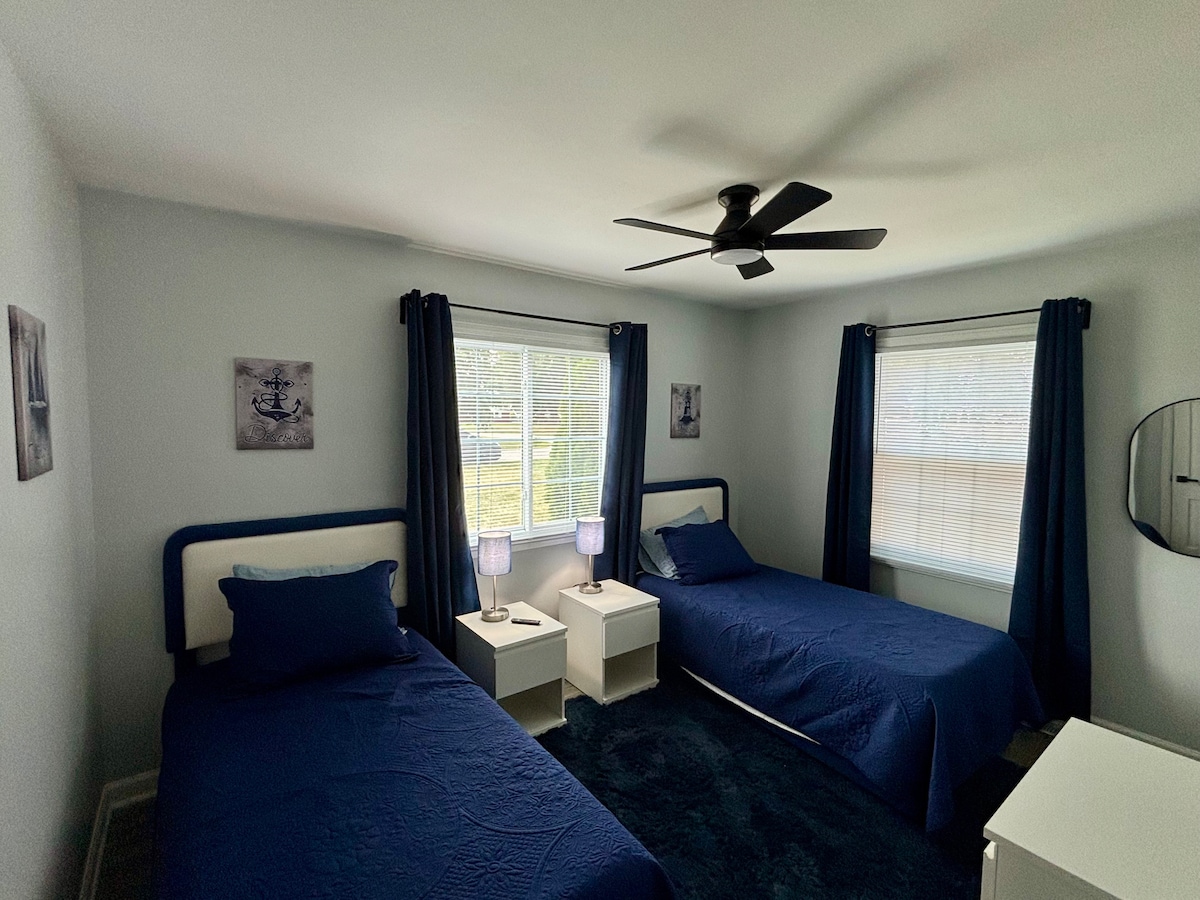 2 ორადგილიანი საწოლი საწოლისპირა განათებით USB დამტენებით, ჭერის ვენტილატორით, კომოდით, 42"-იანი ტელევიზორით. 