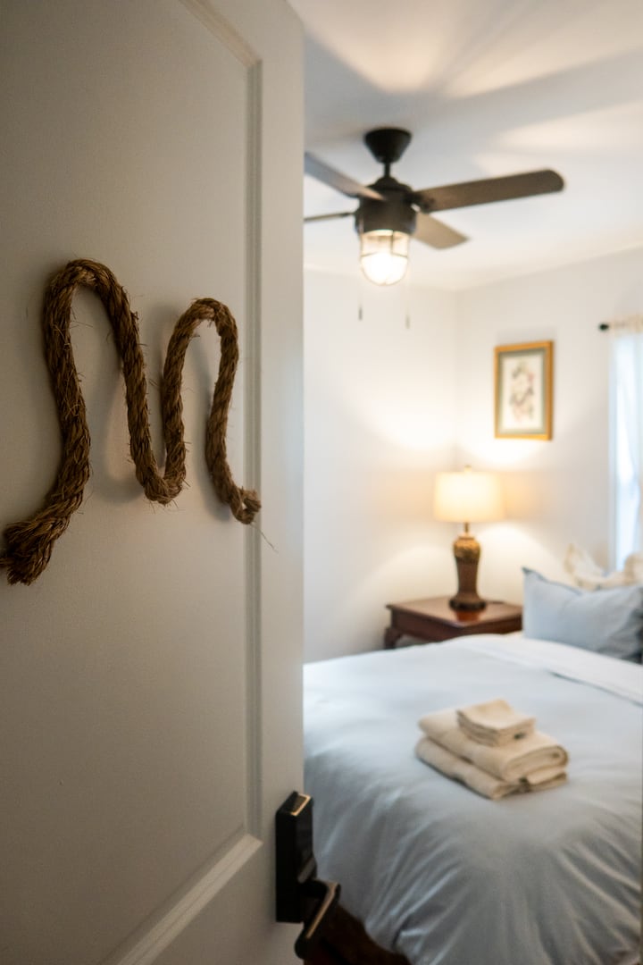 La pierre de lune représente la fourrure royale de Waylon.