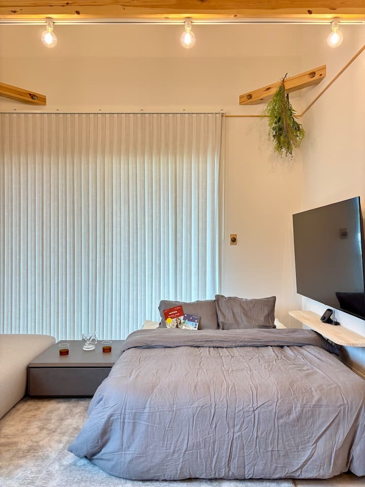 Se puede instalar una cama de aire (doble) en el salón.