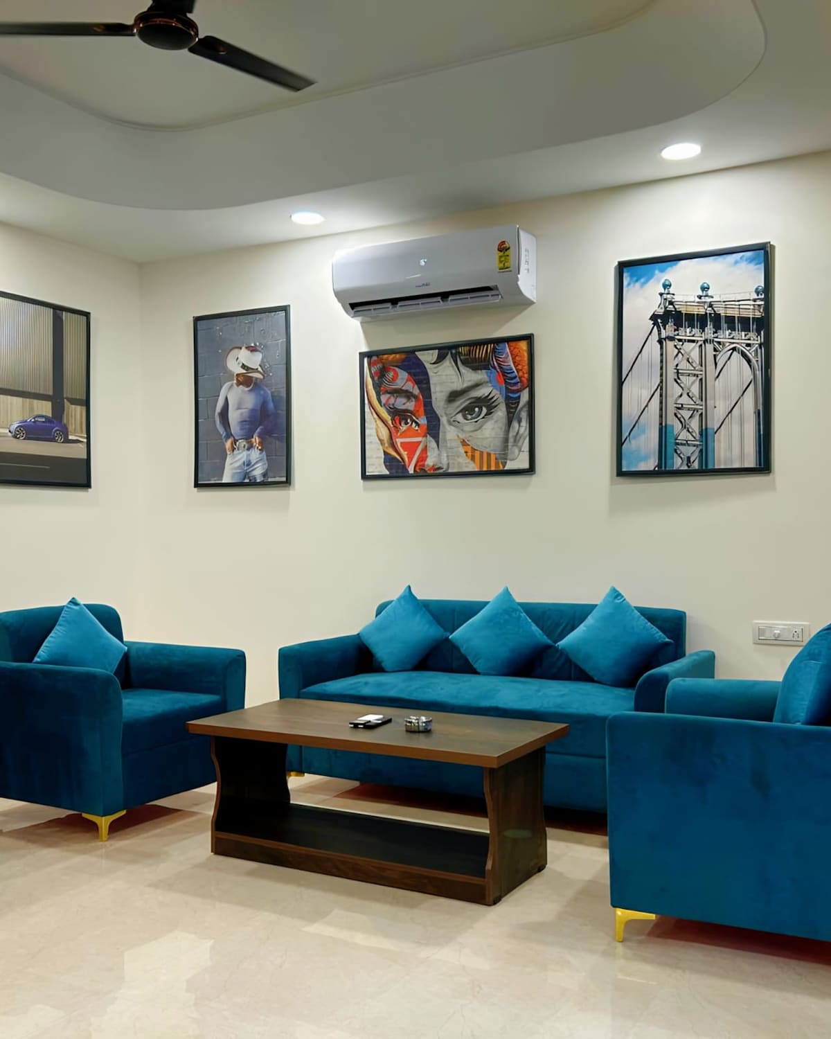 Amplia sala de estar con sofá de felpa, aire acondicionado, wifi de alta velocidad y televisor inteligente. Cena en la elegante mesa, relájate en la mesa central y sal al balcón para disfrutar del aire fresco y las vistas de la ciudad. El baño adjunto y la decoración moderna lo hacen perfecto para la comodidad.