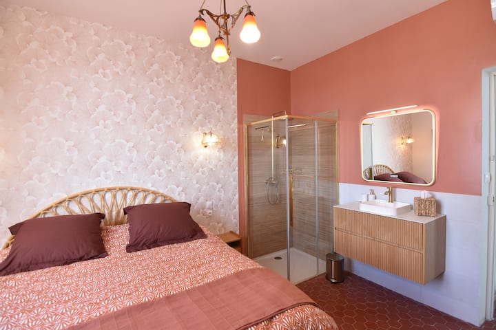Chambre Madrague : Tournée vers la mer, cette chambre propose un lit de 180 cm et donne accès à sa propre salle d’eau : douche, lavabo et rangements, pour un espace intime et fonctionnel.