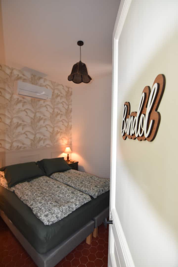 Située à l’arrière de la maison, cette chambre donne sur une rue privée très calme. Elle offre deux lits de 80 cm modulables en grand lit de 160 cm, pour s’adapter à tous les types de séjours.