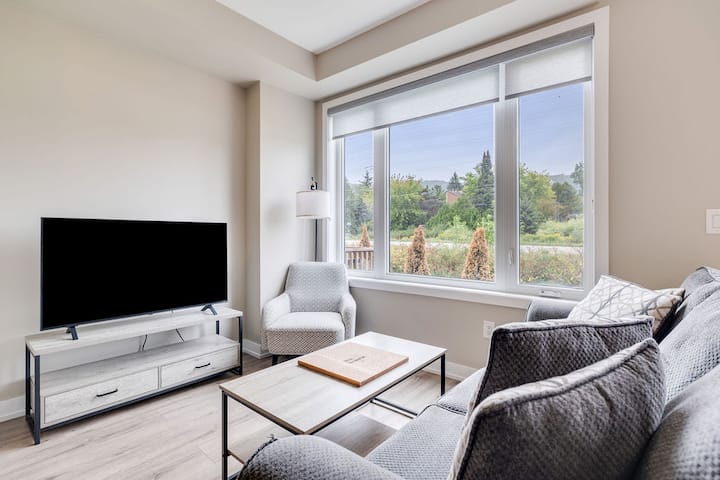 Crosswinds Cove: 3bdr Townhome Backing Onto Blue - Thornbury