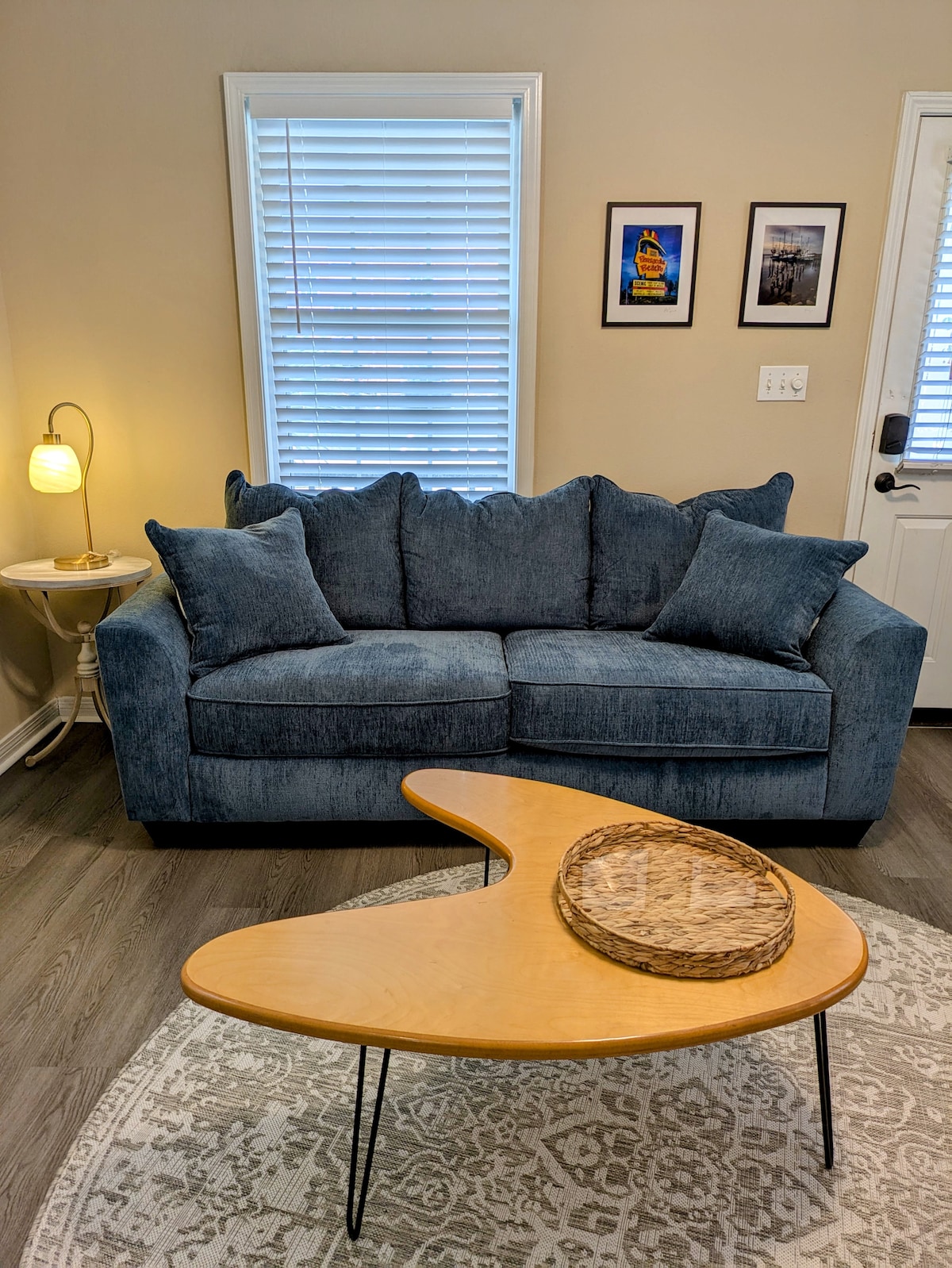 El sofá tiene un sofá cama tamaño queen.