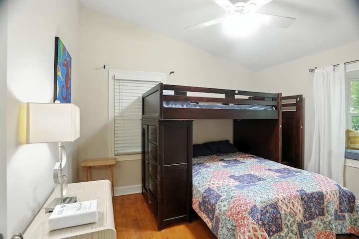 ห้องนอนสองชั้นที่เหมาะสำหรับครอบครัวพร้อมเตียงนอนที่สะดวกสบายเพื่อการนอนหลับพักผ่อนในยามค่ำคืน