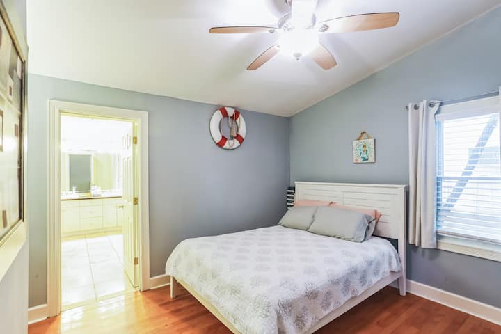 ผ่อนคลายในห้องนอนที่เงียบสงบพร้อมเตียงนุ่ม ชุดผ้าปูที่นอนนุ่ม และบรรยากาศชายฝั่งที่ผ่อนคลาย — ที่พักส่วนตัวของคุณหลังจากสำรวจเกาะ