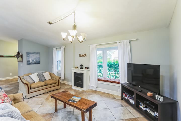 ห้องนั่งเล่นที่อบอุ่นพร้อมที่นั่งสบายๆ และสมาร์ททีวี — เหมาะสำหรับหลังจากสำรวจเกาะมาทั้งวัน