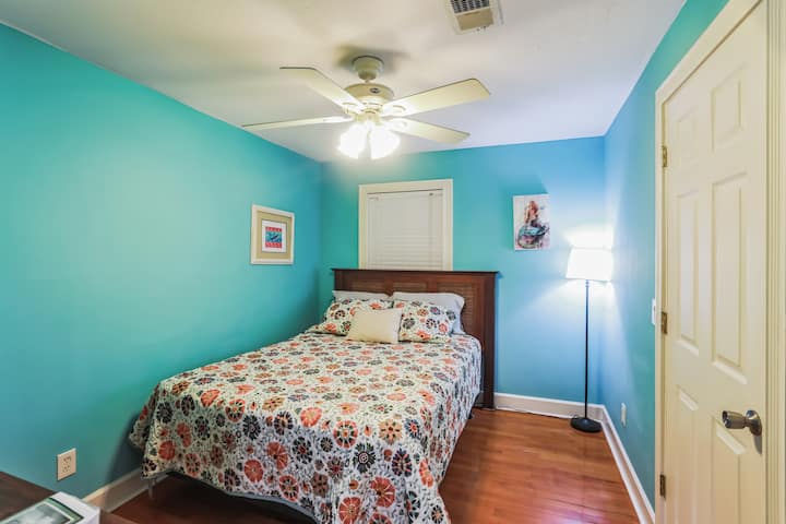 ตื่นขึ้นมาพร้อมความสดชื่นในสถานที่พักผ่อนส่วนตัวที่เงียบสงบและสะดวกสบาย ออกแบบมาเพื่อการพักผ่อนอย่างเต็มที่