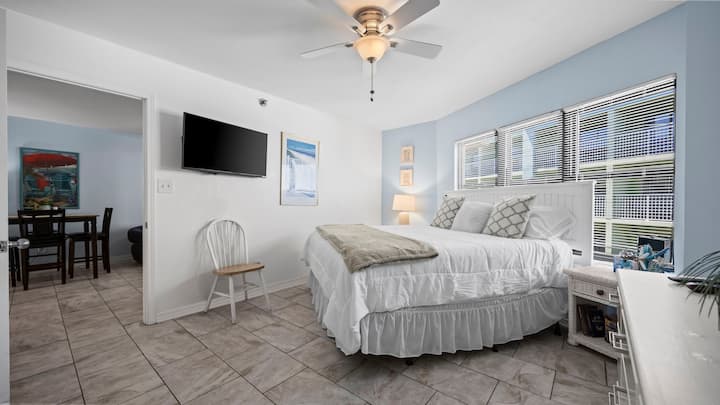 {MASTER BEDROOM} Relájate en el espacioso dormitorio principal, lleno de luz natural y encanto costero. Acomódate con la brisa fresca del otoño que entra por la ventana, perfecta para noches de descanso después de paseos por la playa o escapadas de temporada.