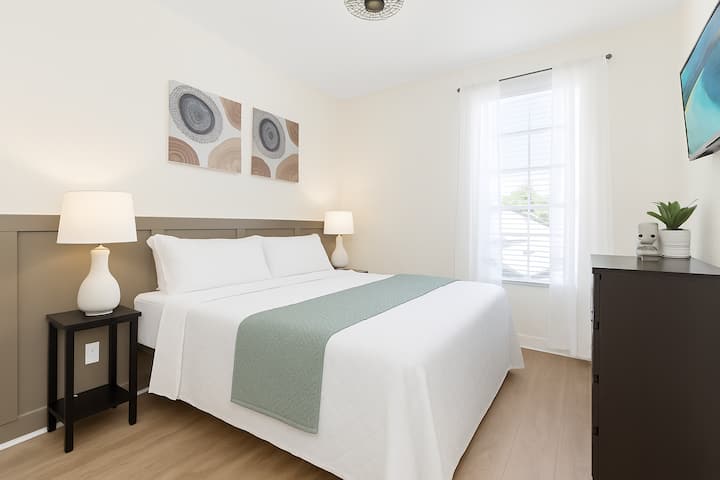 Удобна стая с голямо двойно легло с луксозен матрак и възглавници, меко спално бельо, гардероб с закачалки и смарт телевизор — идеална за баби и дядовци, възрастни или двойки, които искат тихо уединение по време на семейната си почивка в Орландо.