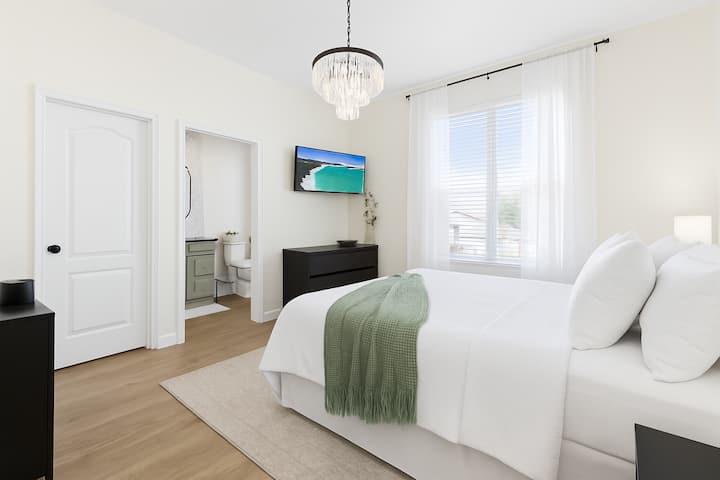 Спокойна и просторна спалня с голямо двойно легло, първокласни спални принадлежности, луксозен матрак, ютия и дъска за гладене, сешоар, смарт телевизор и естествена светлина. Вашата уютна зона за презареждане след дълги дни в тематичните паркове. Включва и голям дрешник с закачалки. 