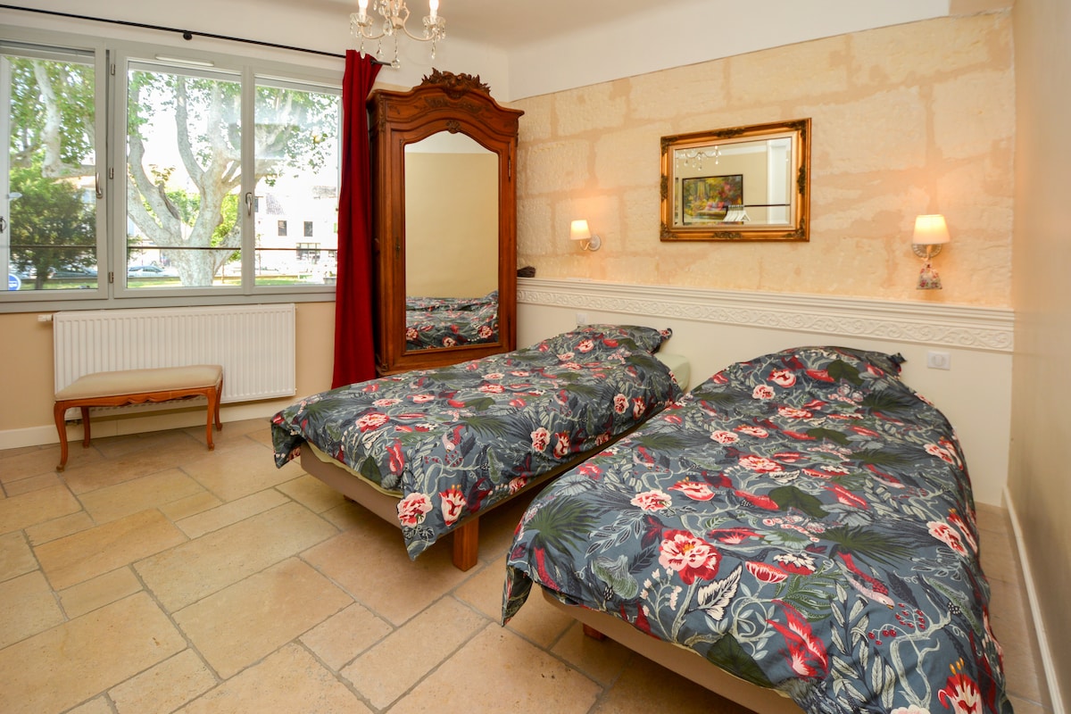 Dhoma e gjumit 2 me dy krevate tek (90 x 200 cm).
Banjë në dhomë me dush, lavaman dhe tualet