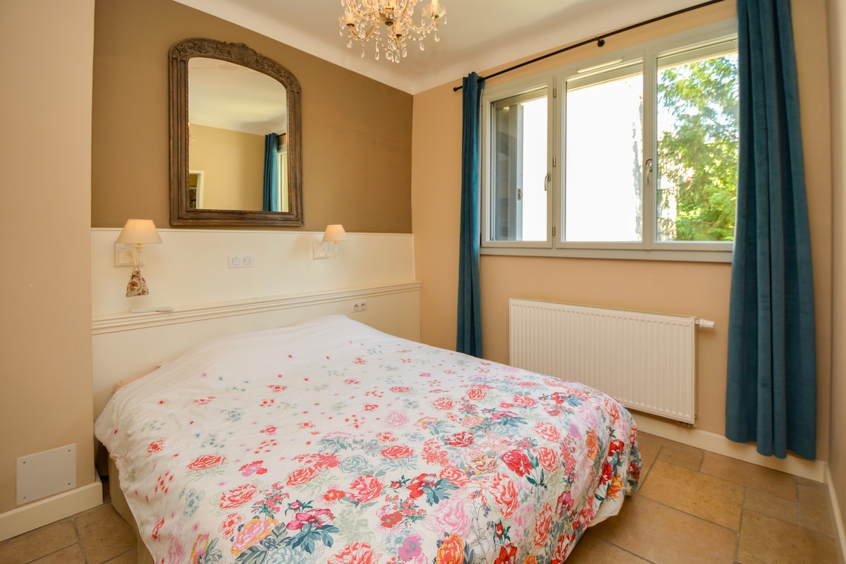 Dhoma e gjumit 1 me një krevat dopio (160 x 200 cm).
Banjë në dhomë me dush, lavaman dhe tualet