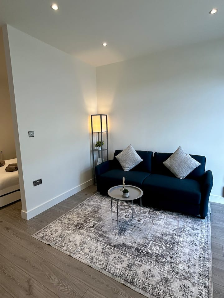 Stylish 1 Bed Apt W/ Parking 5 Mins From M25 - Woking
