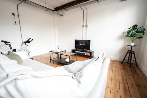 Top Airbnb: The Loft: Norwich Penthouse | 2BR | Roll-Top Bath in Old Catton