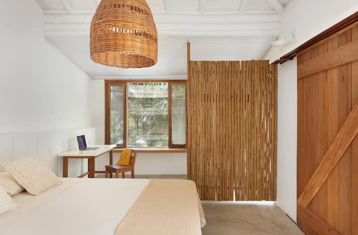 Стая, която съчетава простота и чар: дървени мебели, естествено осветление и ръчно изработени детайли, които превръщат пространството в оазис на спокойствие.