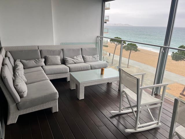 Luxury duplex with frontal Sea Views! gallery image 4