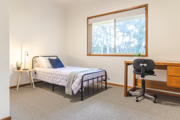 Chumba cha 4 cha kulala kilicho na sehemu ya kazi/kujifunza.