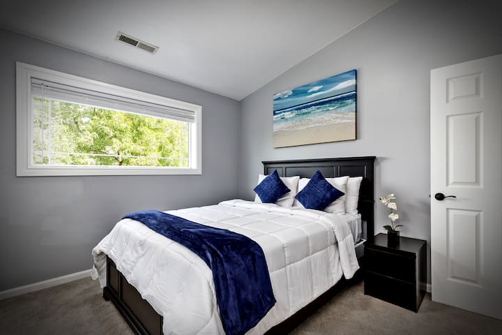 dormitorio adecuado y tranquilo: Despiértate con una suave luz natural y disfruta de un ambiente relajante con una cama acogedora, una decoración minimalista y un escritorio dedicado para trabajar o estudiar.