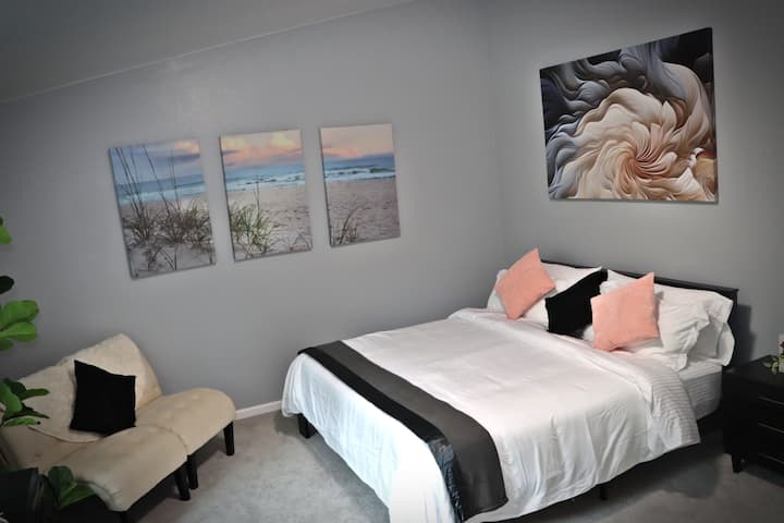 Habitación serena con toques modernos: relájate en un espacio tranquilo con tonos suaves, ropa de cama acogedora y obras de arte inspiradas en la naturaleza que traen el exterior.