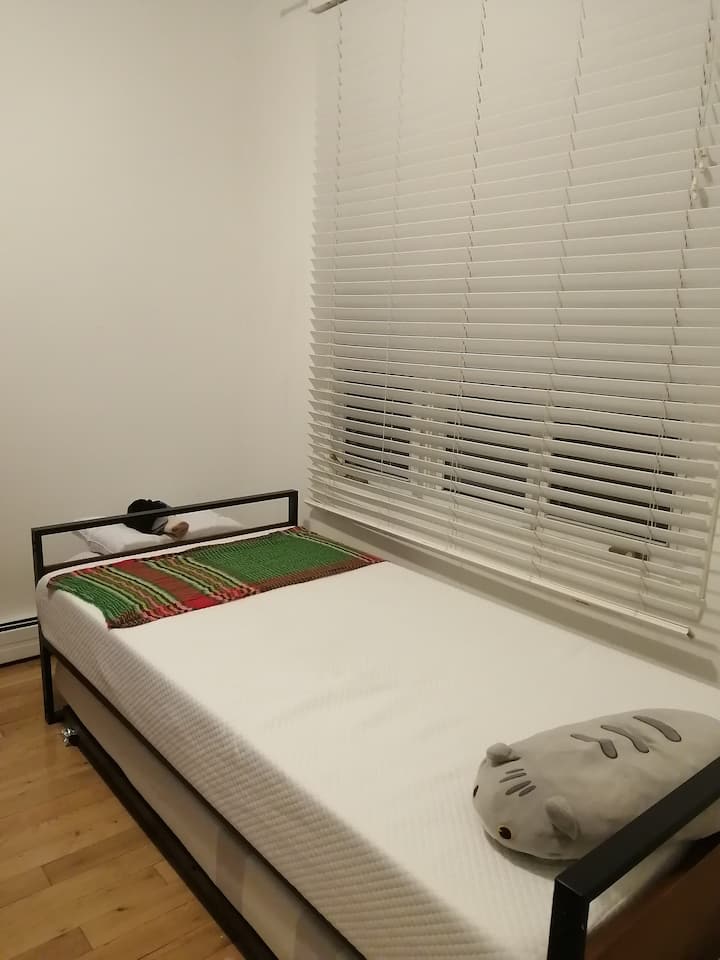 เตียงเลื่อนอยู่ใต้เตียง