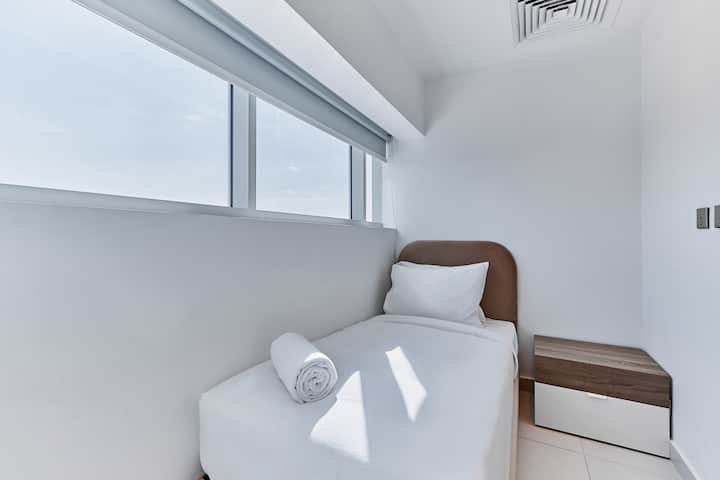 Útulná samostatná posteľ v izbe slúžky ponúka súkromie a funkčnú pripojenú kúpeľňu.