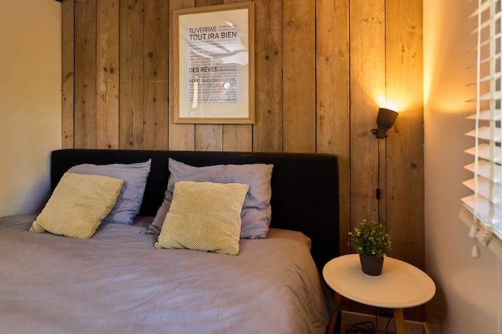 Bedroom with 180x200 bed and built-in closet.