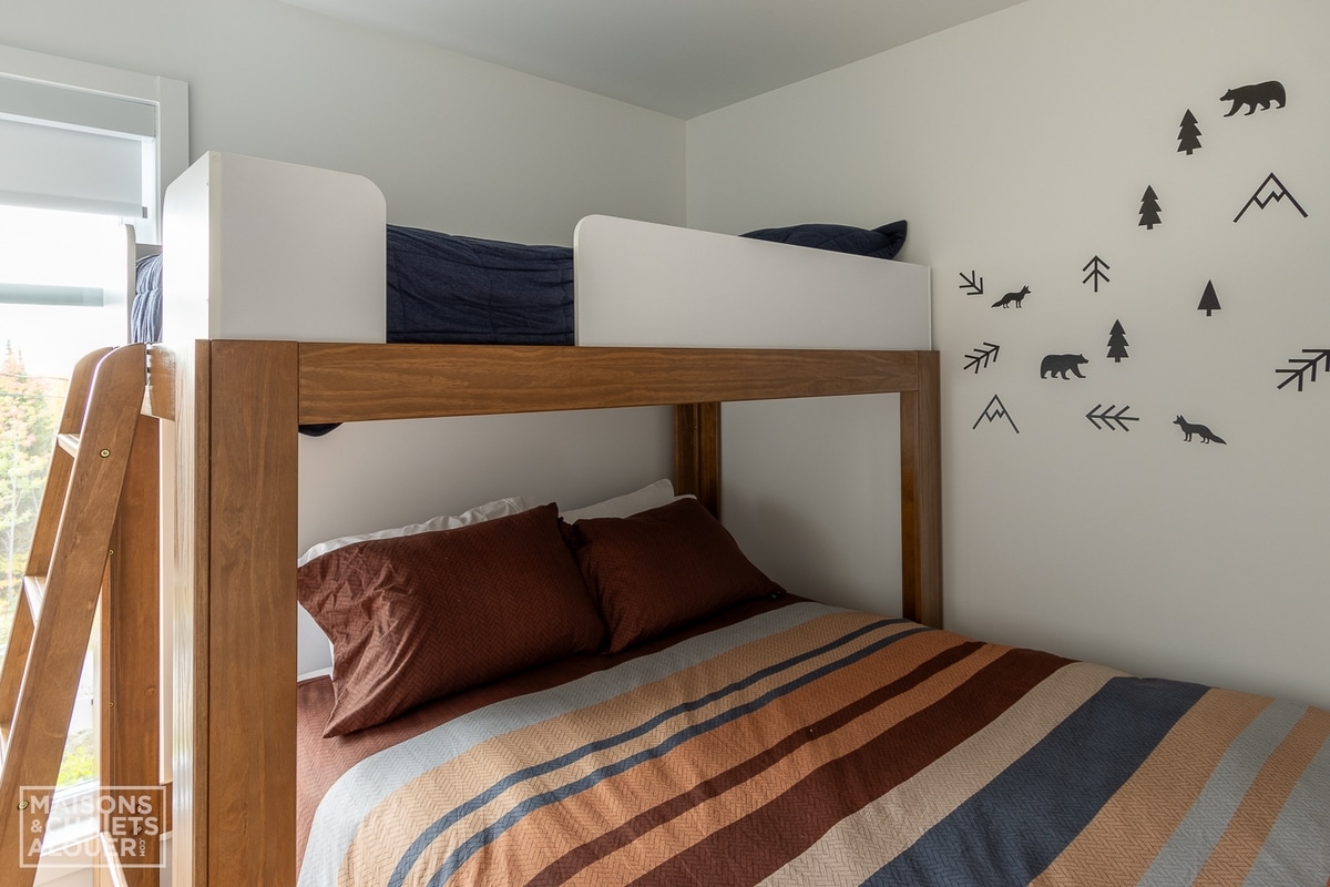 เตียงคู่ที่ด้านล่างและเตียงเดี่ยวที่ด้านบน