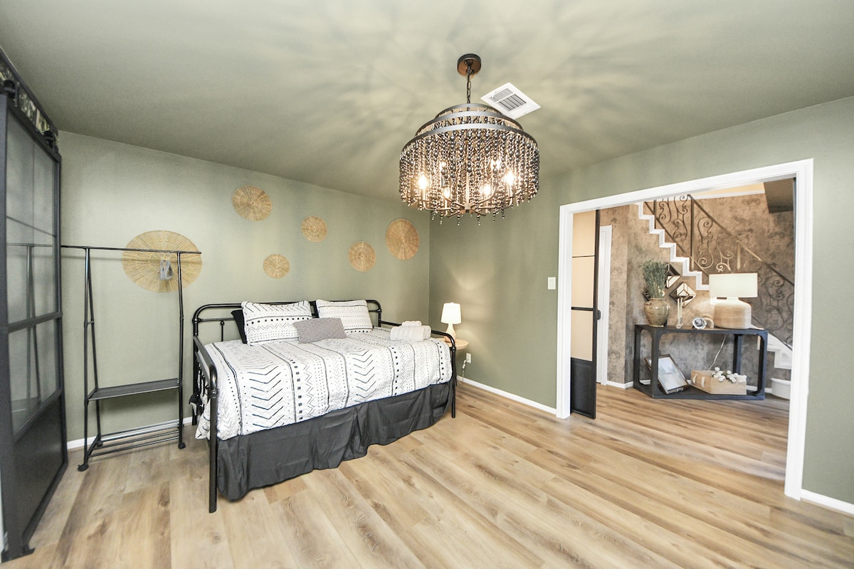 منظر آخر لغرفة نوم الضيوف رقم 1 التي تحتوي على سرير كامل الحجم يقع بجوار المدخل الأمامي.