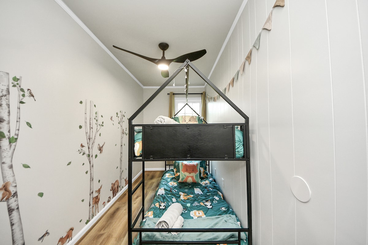 غرفة نوم الضيوف رقم 3 هي المساحة المثالية لأطفالك اللطيفين! سرير بطابقين بحجم مزدوج.