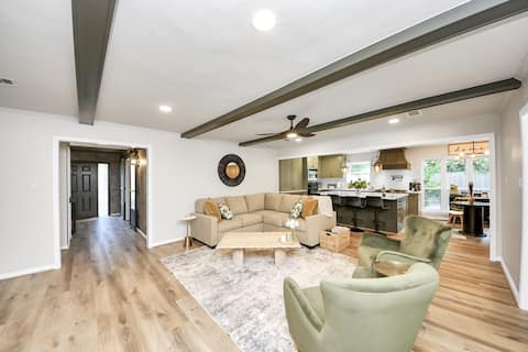 Popular Airbnb listing: Trail Manor Oasis | Pool/Htd Spa/Private Arcade+Ga in Kingwood Area