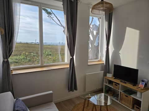 Popular Airbnb listing: Beachfront apartment in Santec