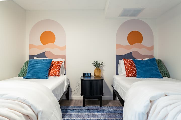 Секоја спална соба има будилник со УСБ приклучок на задната страна за да го наполните вашиот уред.